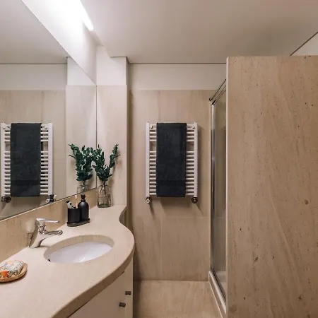 Flores - 1 Bedroom And Parking In Estrela Lisboa